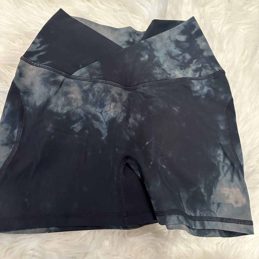 Alphalete cross waist shorts